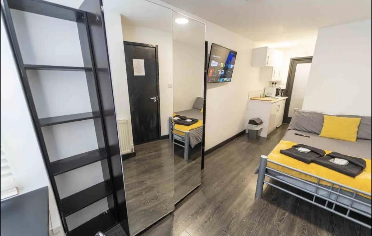 Staysa Equipped Studios Near Qe And Uob In Guesthouse Close To The City! Birmingham Esterno foto